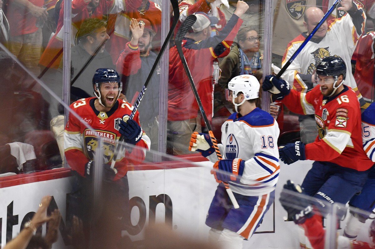 Pour la 3ème fois en 5 ans, Carter Verhaeghe de la Floride marque des buts en finale de la Coupe Stanley