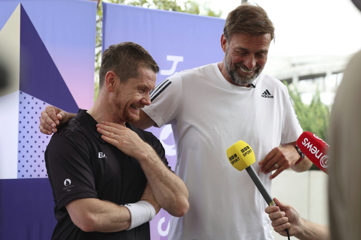 Jurgen Klopp rejoint la foule aux Jeux Paralympiques, encourageant un ami de longue date jouant au badminton